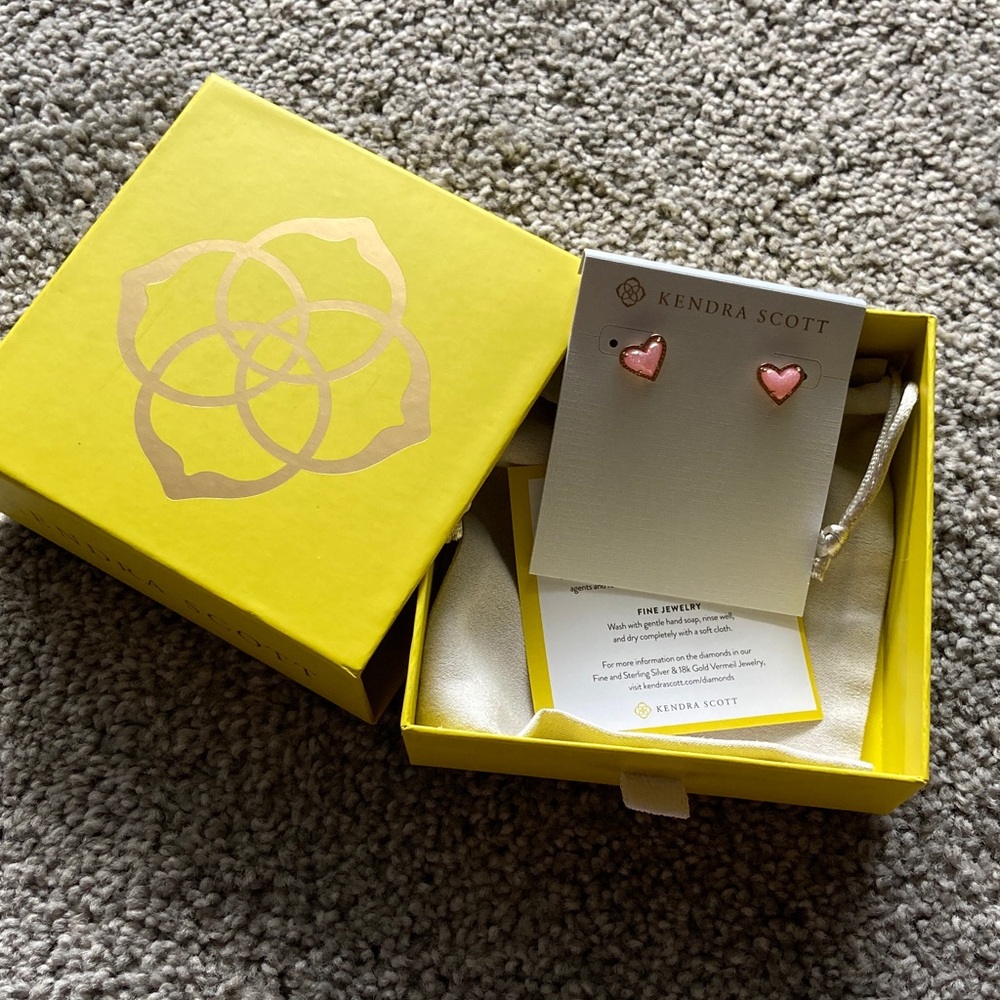 NWT Kendra Scott Blush Heart Earrings